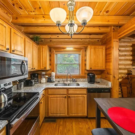 Alpenhaus Cozy Log Cabin - 2 Bedrooms, Hot Tub, Amazing Location! Pigeon Forge Exterior photo