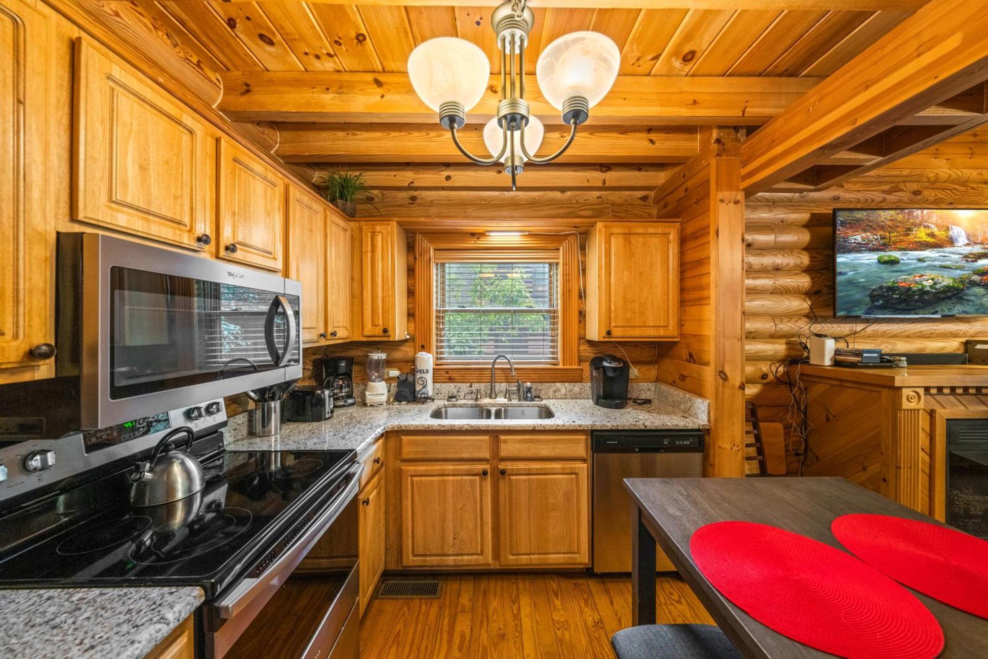 Alpenhaus Cozy Log - 2 Bedrooms, Hot Tub, Amazing Location! Holiday home *